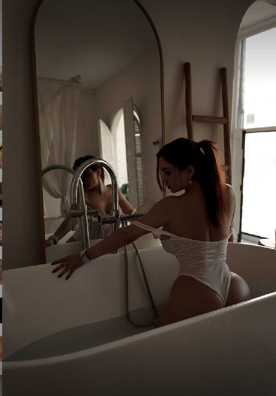 A playful frame from Miranda Faith nude — online in Prague