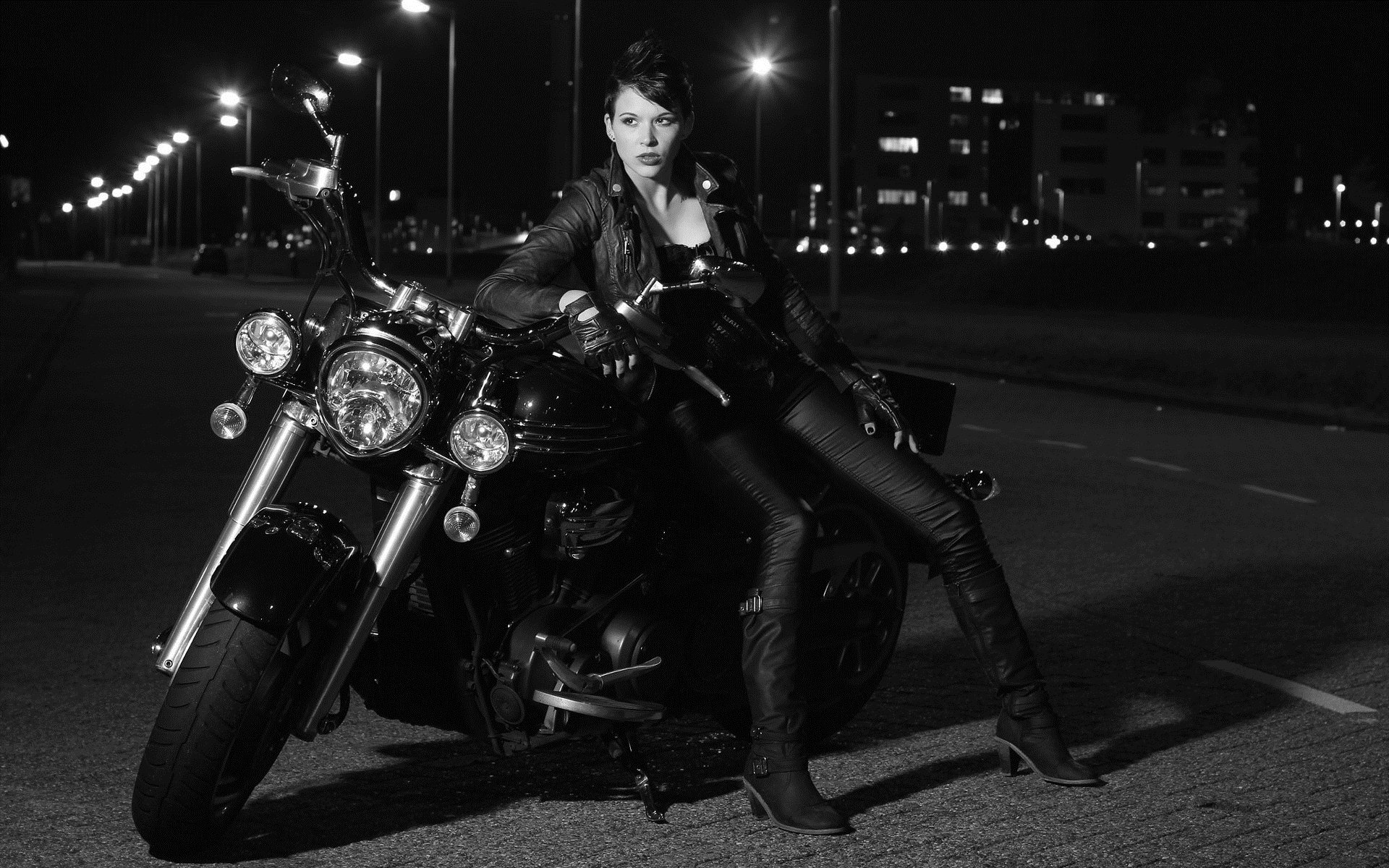 Photo Beautiful girls and motorcycles in Prague